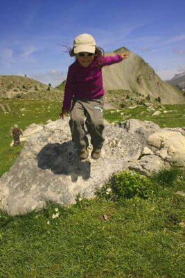 Enfant-sautant-d'un-rocher-Queyras