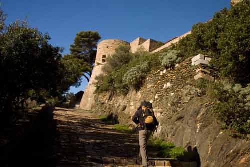 Fort-de-l'Estissac-et-randonneur-sur-île-Port-Cros
