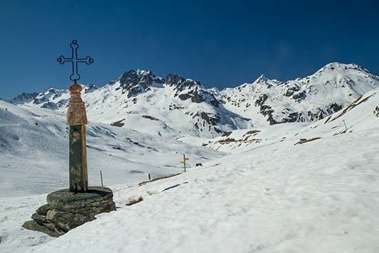 croix-du-col-de-la-croix-de-fer-en-hiver