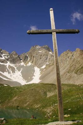 croix,-lac-Ste-Anne-et-pics-de-la-Font-Sancte--Queyras