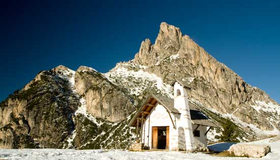dolomites-chapelle-neige-italie