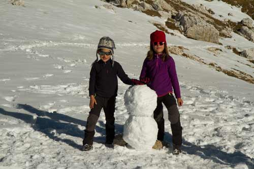 enfant-dans-neige-dans-dolomite