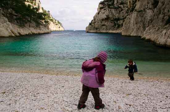 enfants-à-la-plage-de-calanque-d'En-Vau