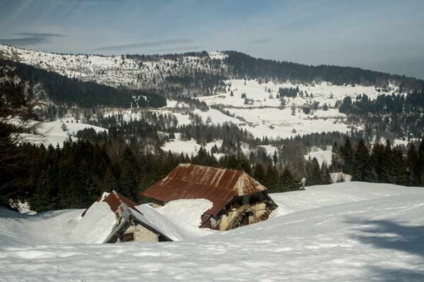 massif-des-bauges-neige-chalet