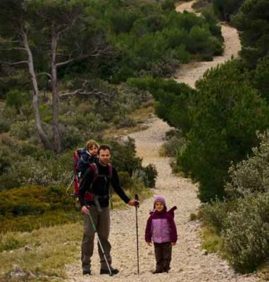 randonneurs--en-famille-et-sentier-dans-la-garrigue