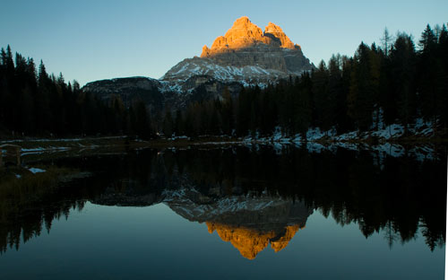 reflet-dolomites-dans-lac-italie
