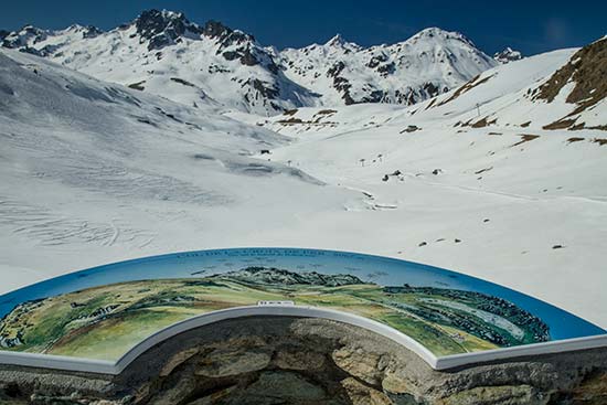 table-d'orientation-col-de-la-croix-de-fer-en-hiver