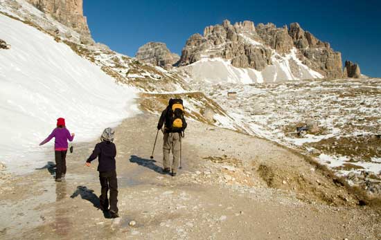 tre-cime-lavaredo-dolomites-enfant-randonneur