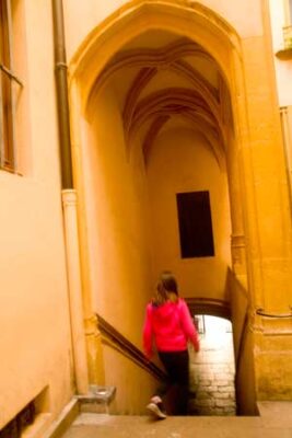 enfant-dans-traboule-de-lyon-visite