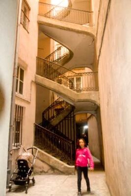 enfant-visite-traboule-de-lyon-