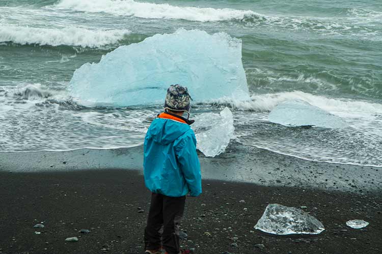 Diamond-Beach-Islande-avec-enfant