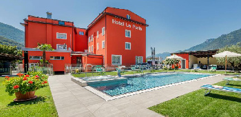 hotel-tessin-famille-avec-piscine