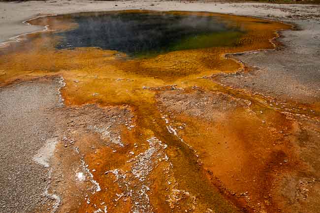 Source-chaude-Black-Sand-Basin-Yellowstone-USA