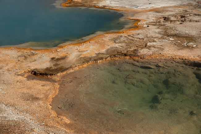 eaux-chaudes-Biscuit-Basin-Midway-Geyser--USA