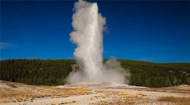 voyage-Yellowstone-en-famille-geyser-Oldfaithful
